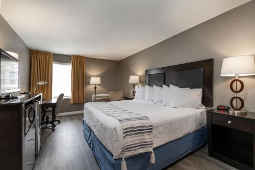 THE BRANSINN Entertainment District image 16